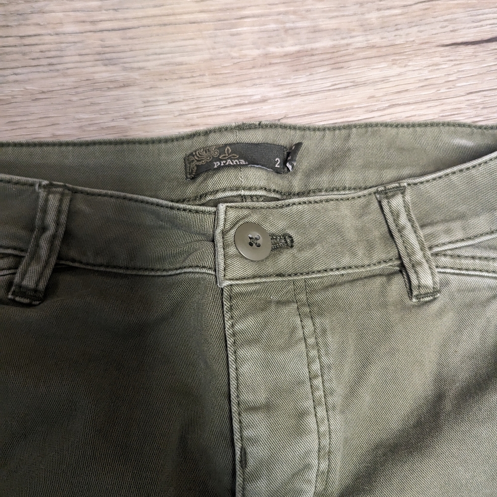 Worn twice, Prana capris button fly size 2